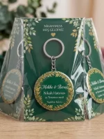 Nikah Hediyesi & Hatırası - Zümrüt Yeşili Botanik Çelenk - Kişiye Özel Açacaklı Buton Rozet Anahtarlık 3lü Sunum Kartı ve Set