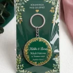 Kişiye Özel Nikah Hediyeliği Açacaklı Anahtarlık – İsimli Kartlı Nikah Hatırası (Zümrüt Yeşili Botanik Çelenk)