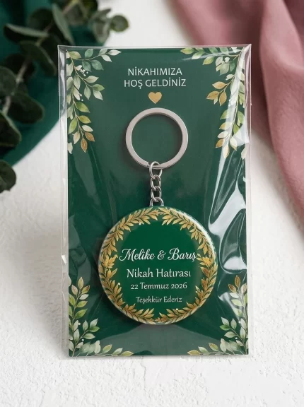 Nikah Hediyesi & Hatırası - Zümrüt Yeşili Botanik Çelenk - Kişiye Özel Açacaklı Buton Rozet Anahtarlık