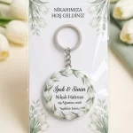 Kişiye Özel Nikah Hediyeliği Açacaklı Anahtarlık – İsimli Kartlı Nikah Hatırası (Adaçayı Yeşili & Beyaz Lale)