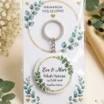 Kişiye Özel Nikah Hediyeliği Açacaklı Anahtarlık – İsimli Kartlı Nikah Hatırası (Gold Çember & Okaliptüs Monogram)