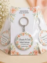 Nikah Hediyesi & Hatırası - Pastel Şeftali & Frezya Çiçeği - Kişiye Özel Açacaklı Buton Rozet Anahtarlık 3lü Sunum Kartı ve Set