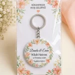 Kişiye Özel Nikah Hediyeliği Açacaklı Anahtarlık – İsimli Kartlı Nikah Hatırası (Pastel Şeftali & Frezya Çiçeği)