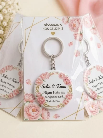 Nişan Hediyesi & Hatırası - Bordo Mürdüm Gül & Gold Varak - Kişiye Özel Açacaklı Buton Rozet Anahtarlık 3lü Sunum Kartı ve Set