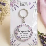 Kişiye Özel Söz Hediyeliği Açacaklı Anahtarlık – İsimli Kartlı Söz Hatırası (Vintage Lavanta & Kır Çiçekleri)