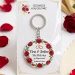 Kişiye Özel Söz Hediyeliği Açacaklı Anahtarlık – İsimli Kartlı Söz Hatırası (Kırmızı Gül Buketi & Gold Bordür)