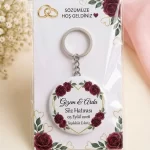Kişiye Özel Söz Hediyeliği Açacaklı Anahtarlık – İsimli Kartlı Söz Hatırası (Adaçayı & Beyaz Orkide Çelengi)