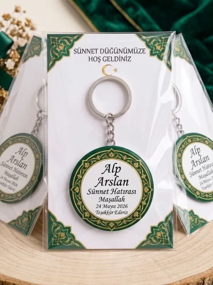 Sünnet Hediyesi & Hatırası - Osmanlı Tuğrası & Maşallah Zümrüt - Kişiye Özel Açacaklı Buton Rozet Anahtarlık 3lü Sunum Kartı ve Set
