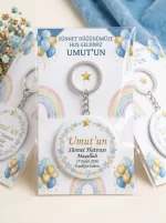 Sünnet Hediyesi & Hatırası - Gökkuşağı & Mavi Balon Demetleri - Kişiye Özel Açacaklı Buton Rozet Anahtarlık 3lü Sunum Kartı ve Set