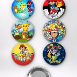 Pokémon Ash Ketchum ve Pikachu Temalı Çanta Süsü Rozet İğneli Buton Rozet Seti Set 2 (6 ADET) (58 mm)