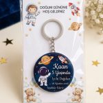 Kişiye Özel Doğum Günü Hediyeliği Açacaklı Anahtarlık – İsimli Kartlı Hatıra (Uzay Astronot Roket & Gezegen)