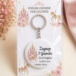 Kişiye Özel Doğum Günü Hediyeliği Açacaklı Anahtarlık – İsimli Kartlı Hatıra (Prenses Şatosu Pembe Atlıkarınca)